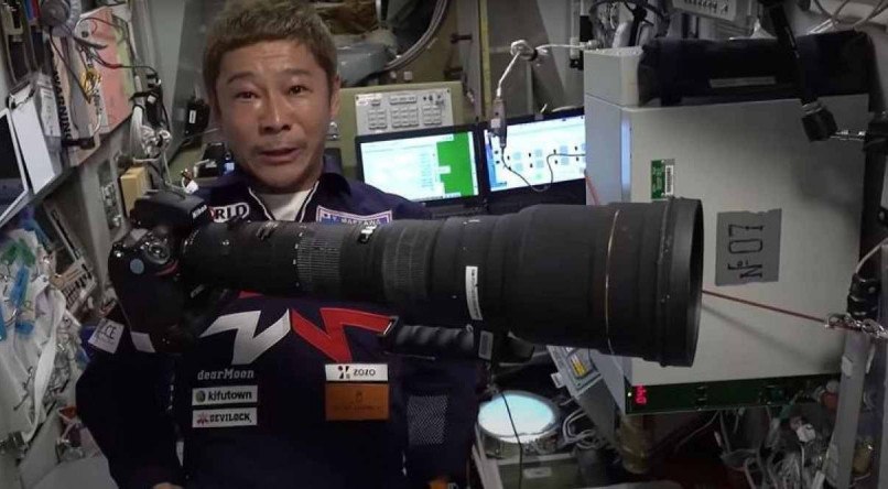 Yusaku Maezawa com sua c&acirc;mera de lentes teleobjetiva