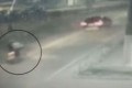 Homem é executado dentro de carro de luxo e namorada dele é baleada; vídeo mostra ação de criminoso em moto