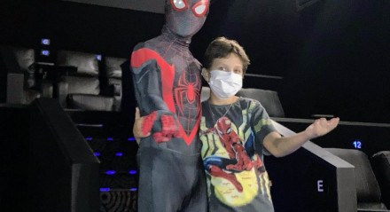 As vésperas de um transplante de medula, Arthur Ávila, de 10 anos, realizou o desejou de assistir ao novo filme do 'Homem-Aranha' com familiares em sessão exclusiva