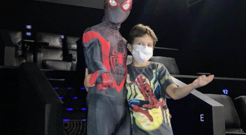 As v&eacute;speras de um transplante de medula, Arthur &Aacute;vila, de 10 anos, realizou o desejou de assistir ao novo filme do Homem-Aranha com familiares em sess&atilde;o exclusiva