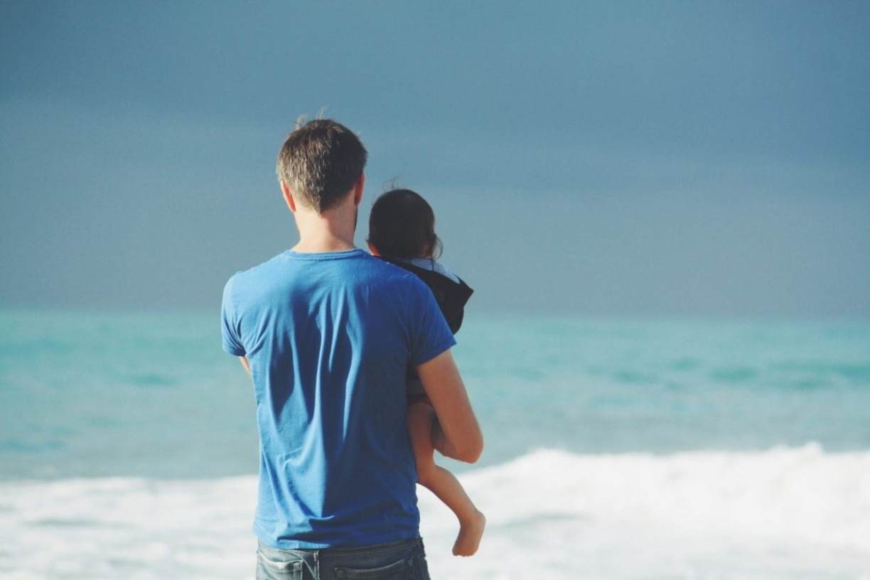 Livro ‘Como ser um pai feminista’ alerta que paternidade vai além do ‘ajudar’