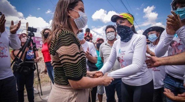 Raquel Lyra recebe a família da menina Beatriz, em Caruaru