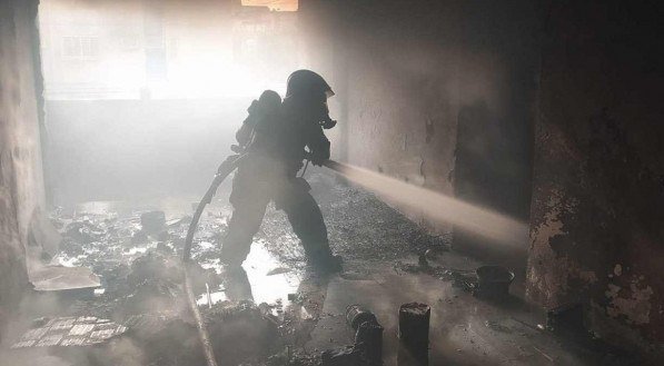 Incêndio atinge prédio abandonado em Jardim Atlântico, Olinda