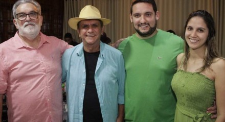 O anfitrião da noite, Fernando Albuquerque, o cantor Petrúcio Amorim, o deputado estadual Romero Albuquerque e a esposa, a vereadora do Recife Andreza Romero