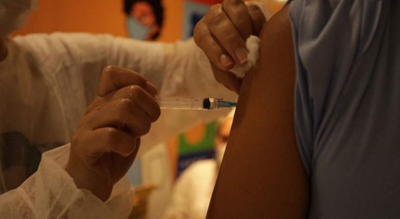 A vacina &eacute; segura, evita casos graves e &oacute;bitos por gripe