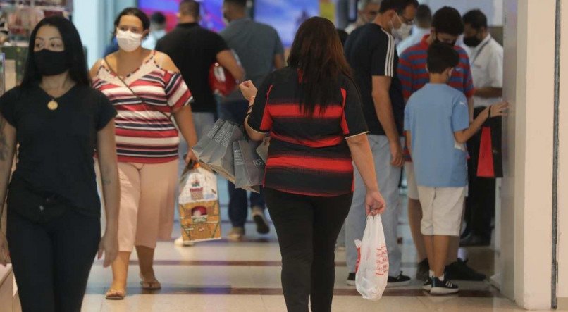 Movimentação de compras no Shopping Riomar na Véspera de Natal.

