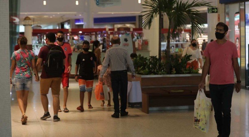 Movimentação de compras no Shopping Riomar na Véspera de Natal.

