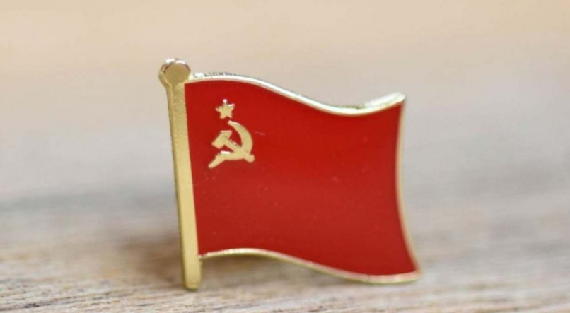Pin com a bandeira da URSS, ainda associada ao comunismo