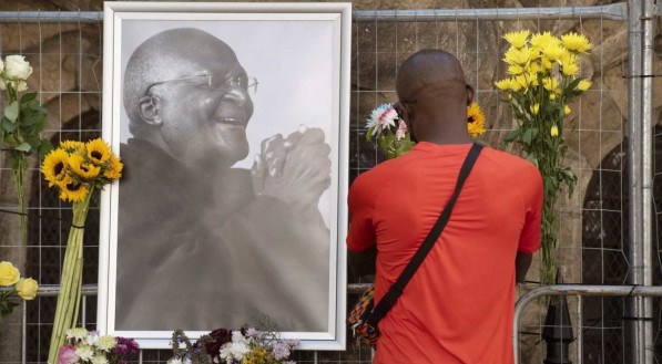 Homenagem a Desmond Tutu em frente a uma catedral na Cidade do Cabo