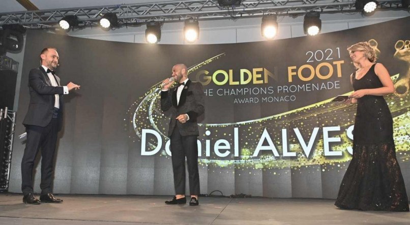 Gianlucca Di Marzio em premiação com Daniel Alves