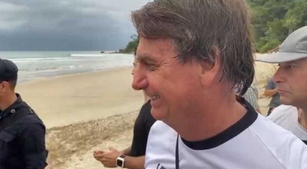 Bolsonaro publica vídeo com Michele na praia; menções negativas chegam a 72%