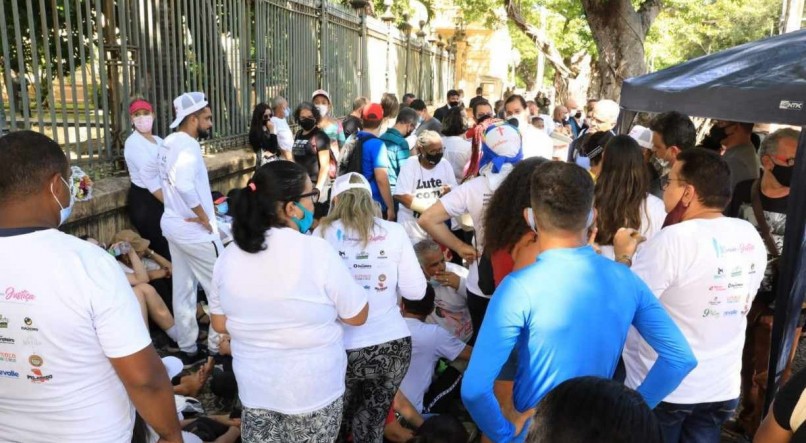 MANIFESTA&Ccedil;&Atilde;O pessoas protestam em frente ao Pal&aacute;cio Campo das Princesas, centro do Recife, em pedido de justi&ccedil;a para o caso Beatriz.