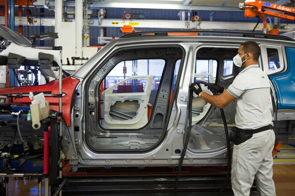 Indústria automobilística brasileira fecha 2021 com leve recuperação e projeta mais um ano de crescimento discreto 
