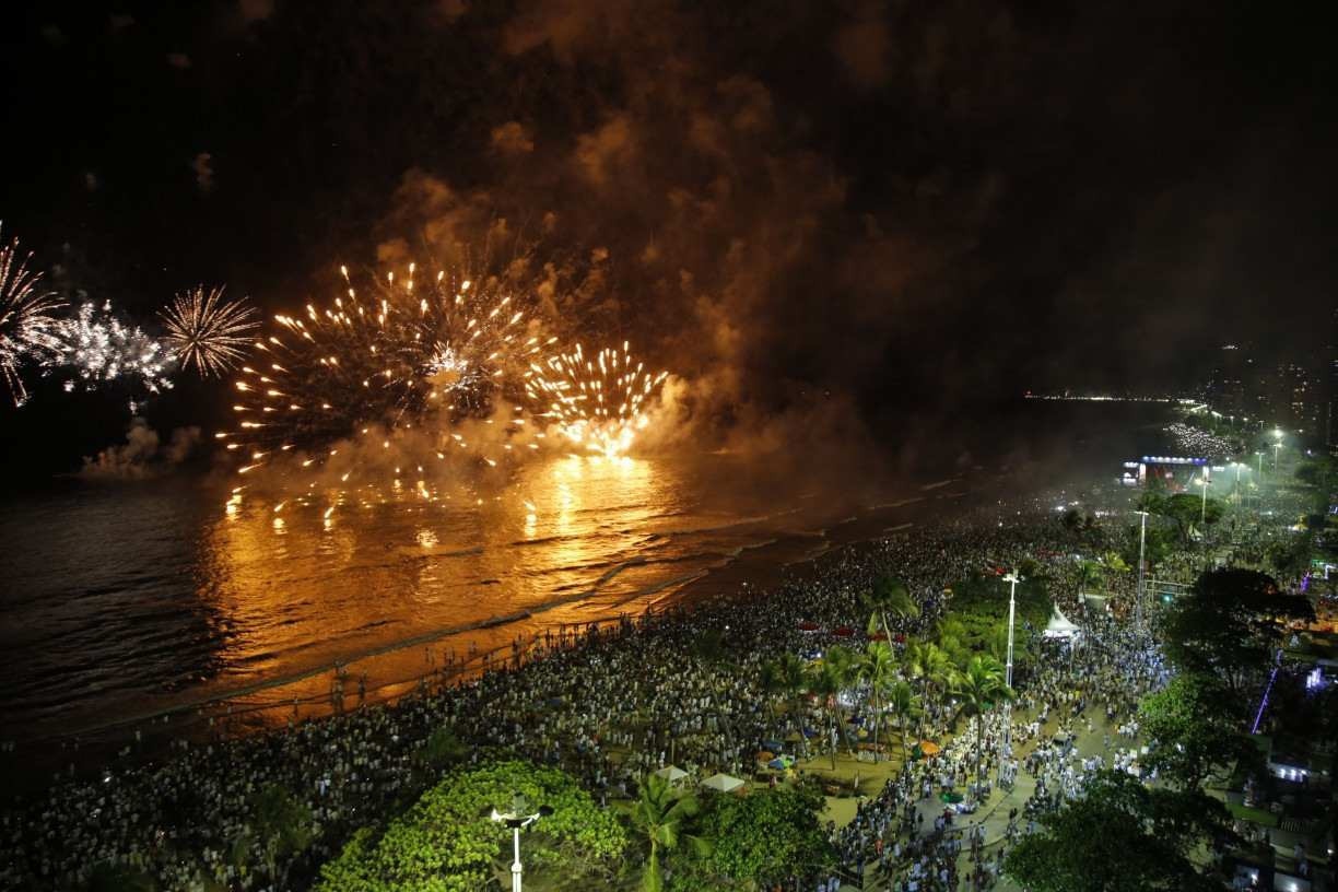 Posso ver a queima de fogos do réveillon na praia? Veja o que está permitido em cidades do Grande Recife