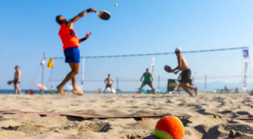Beach tennis é um dos esportes mais praticados nesse verão.