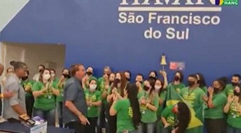 Bolsonaro recebeu um &quot;kit praia&quot; de funcion&aacute;rios da Havan, que ainda cantaram uma esp&eacute;cie de &quot;grito de guerra&quot; da rede