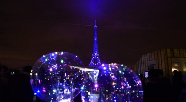 A Torre Eiffel iluminada em azul durante a véspera de Ano Novo em Paris.