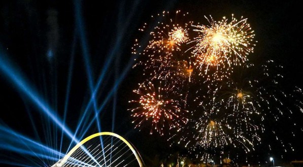 Fogos de artifício iluminam o céu acima da ponte da cidade portuária como parte das festividades de ano novo em Colombo, no Sri Lanka
