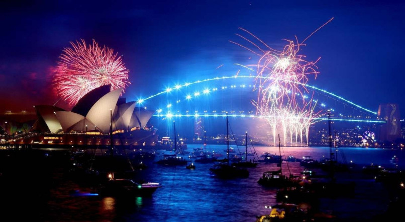 Show pirot&eacute;cnico para a chegada de 2022 em Sydney, Austr&aacute;lia.