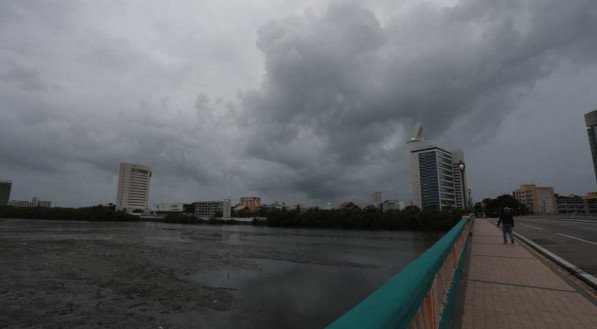 Foto ilustrativa do c&eacute;u nublado no Centro do Recife