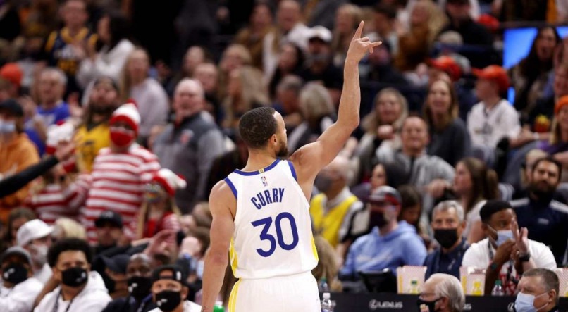 Stephen Curry lidera os Warriors para mais uma partida na NBA