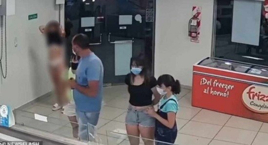 Mujer se quita vestido y lo usa como mascarilla para entrar a heladería en Argentina