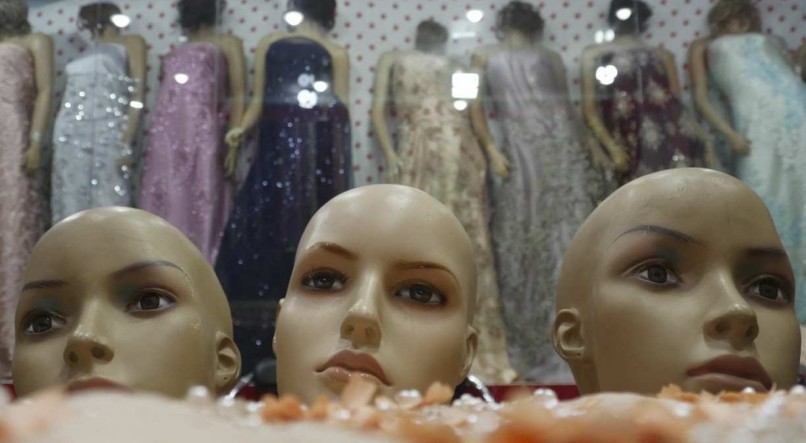 Cabeças de manequins em loja de roupas em Herat