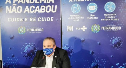 Secretário de Saúde de Pernambuco, André Longo, na coletiva de atualização do cenário epidemiológico da influenza e da covid-19

