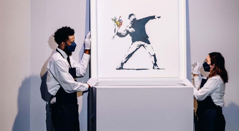 OBRA Love Is in the Air, de Banksy, foi dividida em uma grade de cem por cem, resultando em dez mil quadrados únicos, ou partículas, que serão vendidos separadamente, amanhã, como NFTs, por cerca de US$ 1.500, cada