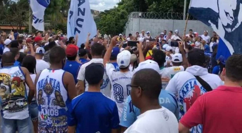 A torcida do Cruzeiro lotou o acesso à Toca da Raposa, em protesto contra a saída do goleiro Fábio.