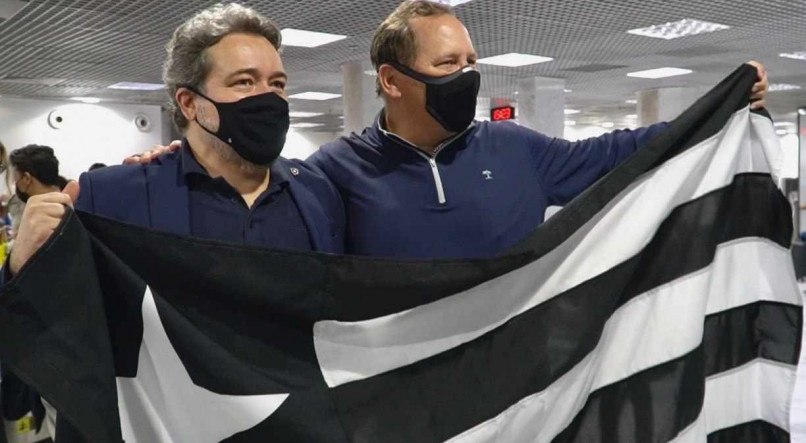 John Textor foi recebido com festa da torcida do Botafogo