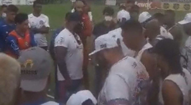 Integrantes de torcida organizada invadiram o CT do Bahia para ameaçar elenco