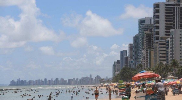 Em dia ensolarado, banhistas vivem tensão com tiros na praia de Boa Viagem
