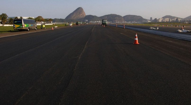 Obras de pavimentação com asfalto poroso, mais aderente, na pista principal do Aeroporto Santos Dumont. 