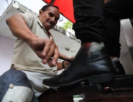 Sebastião Francisco dos Santos está de domingo a domingo na Avenida Guararapes cuidando dos sapatos de quem passa