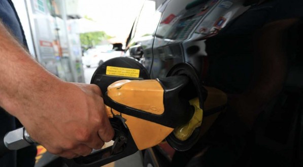 Movimento nos postos de gasolina após o anúncio da Petrobras de aumento de combustíveis para terça-feira (12-01-2022 )