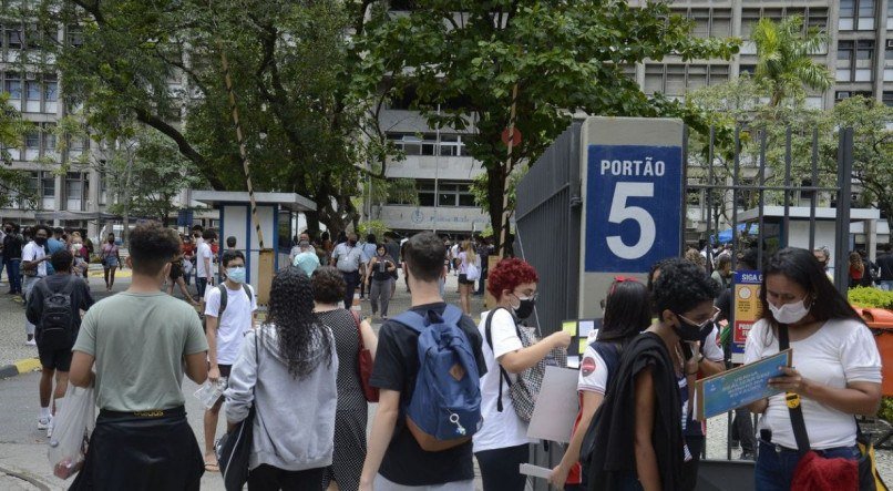 Estudantes chegam para o primeiro dia de prova do Enem 2021. 