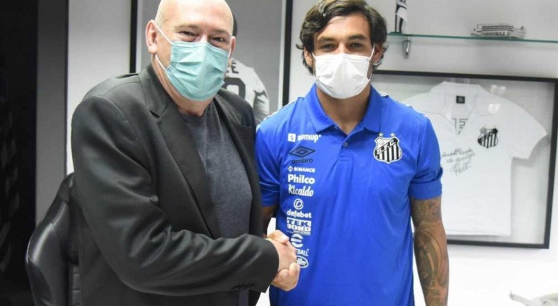 Ricardo Goulart foi apresentado oficialmente, nesta terça-feira, pelo Santos