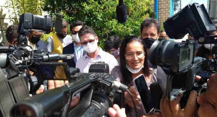 Lucinha Mota, na entrada do prédio da SDS, para acompanhar coletiva de imprensa da identificação de suposto assassino da filha