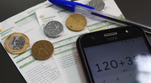 Bandeira no atual patamar significa uma cobrança adicional de R$ 4,46 a cada 100 quilowatts-hora (kWh) consumidos