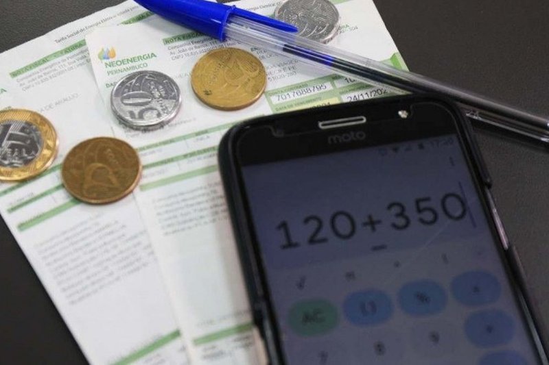 A queda mensal foi puxada, principalmente, pelos setores de Transportes (-1,07%), Habitação (-0,90%) e Alimentação e Bebidas (-0,53%)