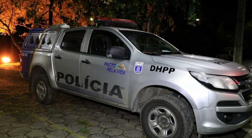 Equipes da Polícia Civil estiveram em Moreno, levantando as informações sobre os dois homicídios