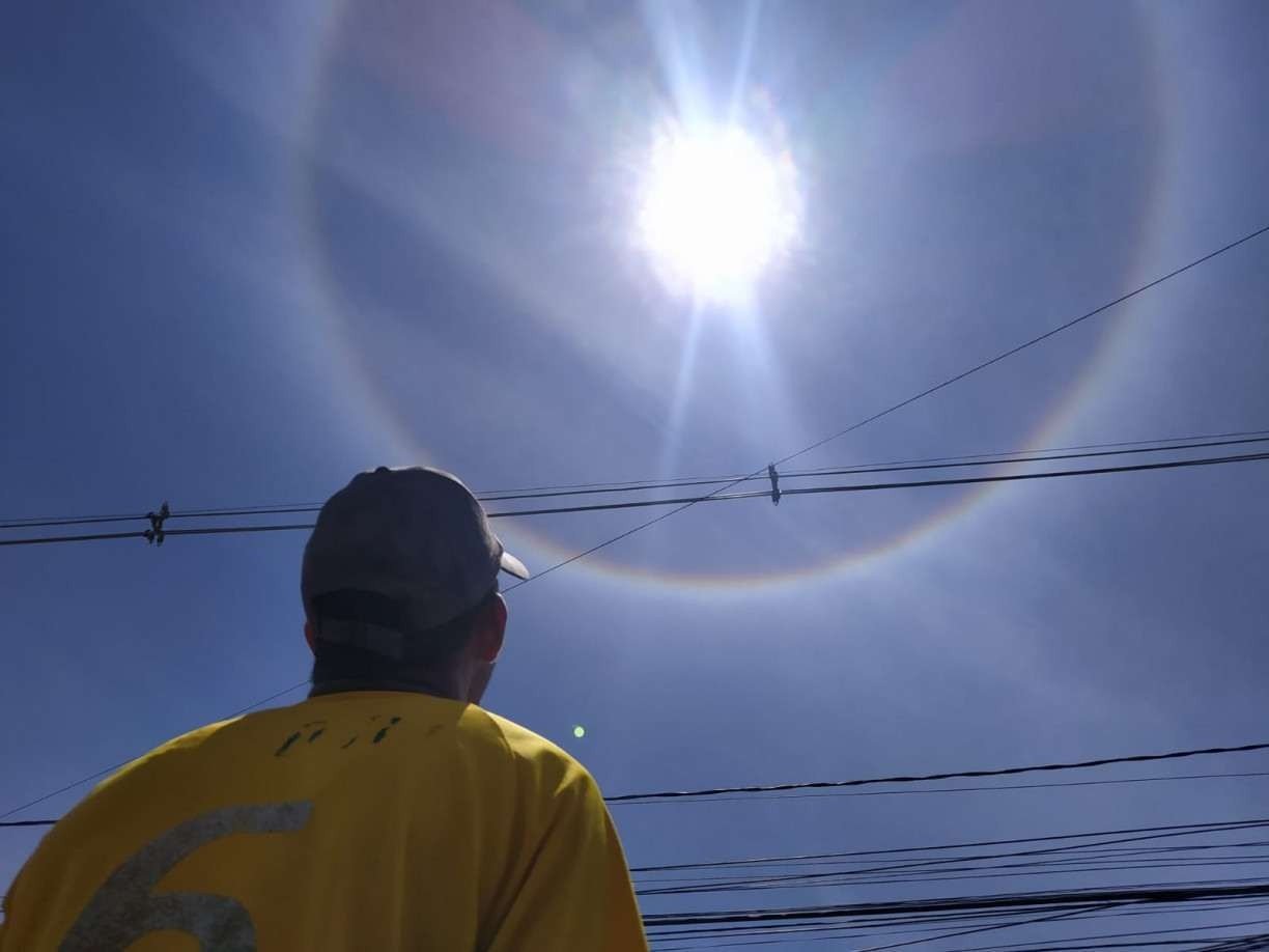 Halo solar: Fenômeno forma 'arco-íris' em torno do sol em PE