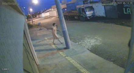Homem foi visto correndo pelado pelas ruas.