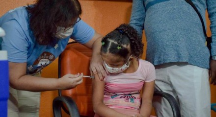 Maria Antônia de Oliveira, de 11 anos, que tem síndrome de Down foi a primeira criança vacinada no Recife 