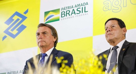 Jair Bolsonaro ao lado de Hamilton Mourão