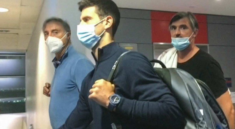 Djokovic no aeroporto de Dubai, nesta segunda (17)
