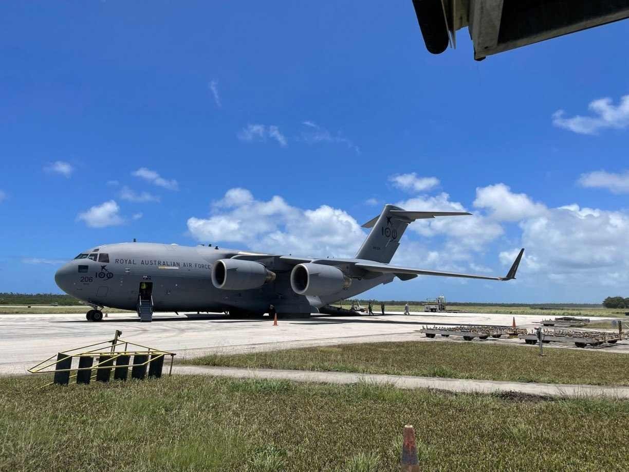 Cinco dias após erupção de vulcão e tsunami, primeiros aviões com ajuda humanitária chegam a Tonga