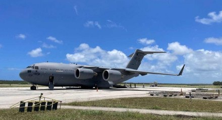 Os primeiros voos com ajuda humanitária chegaram a Tonga nesta quinta (20)