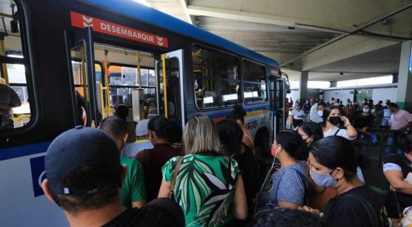 Liana Cirne entrega proposta para redução do valor da passagem de ônibus